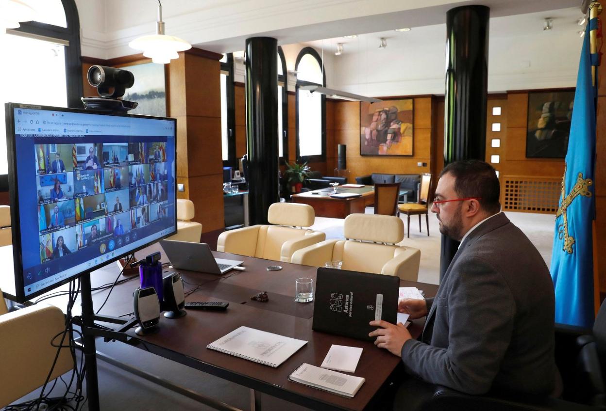 Barbón participa en una videocoferencia con el resto de presidentes autonómicos. 