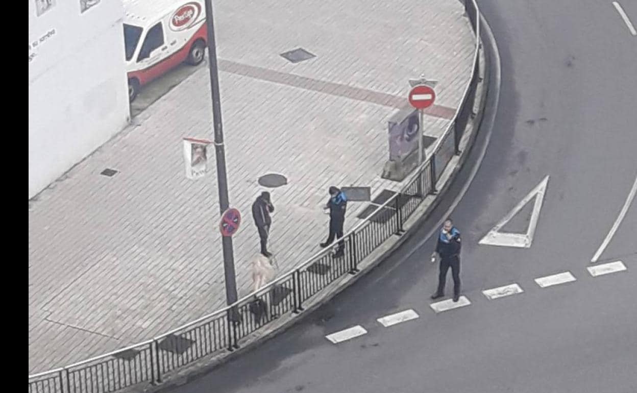 Los agentes de la Policía Local con el propietario del animal, que habían atado a la barandilla. 