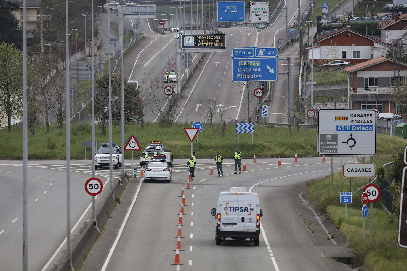 Los controles se suceden a diario en las entradas y salidas de ciudades para garantizar el cumplimiento de la normativa del estado de alarma y facilitar la circulación de trabajadores de servicios esenciales.