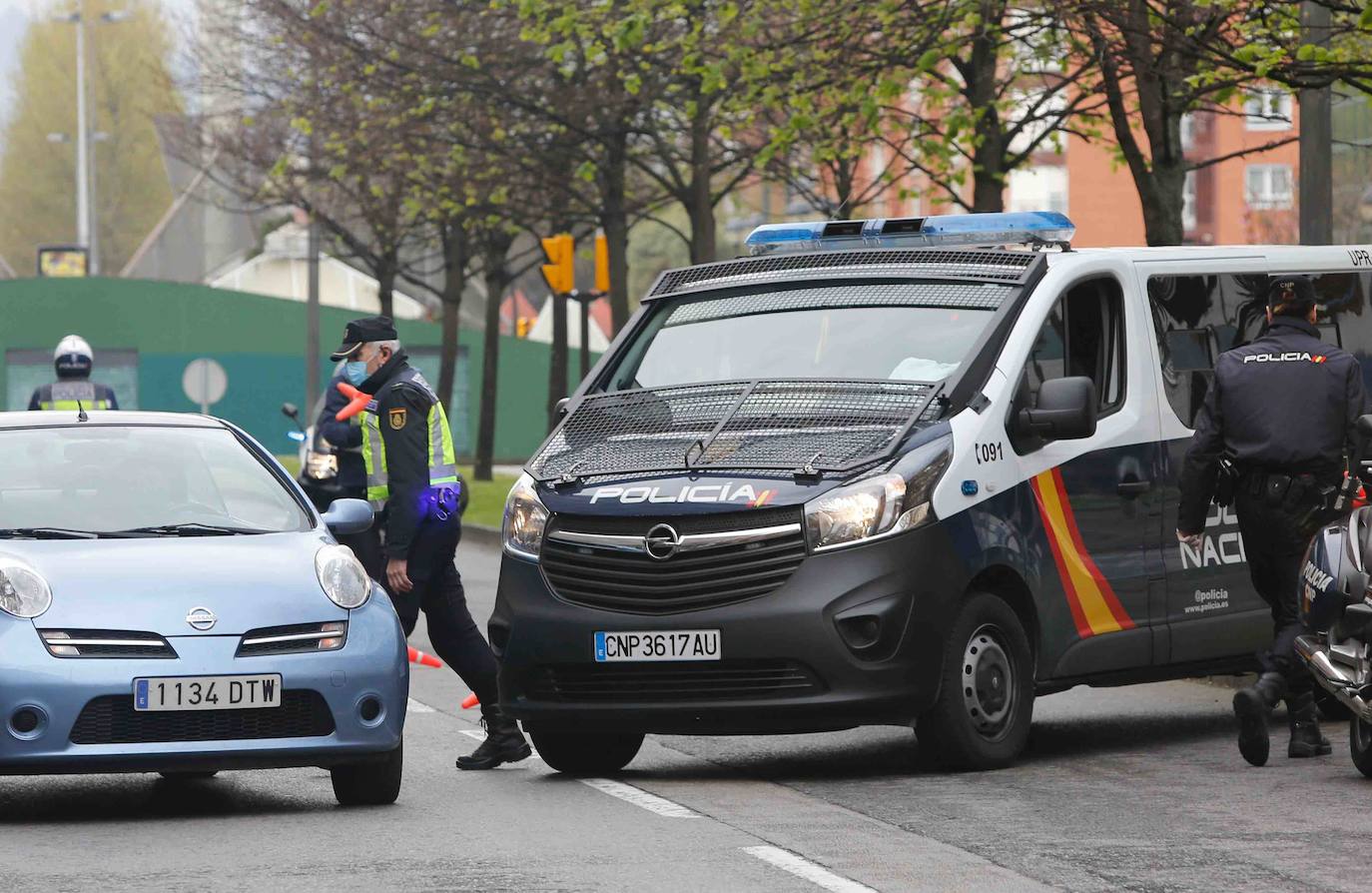 Los controles se suceden a diario en las entradas y salidas de ciudades para garantizar el cumplimiento de la normativa del estado de alarma y facilitar la circulación de trabajadores de servicios esenciales. También en el interior de las ciudades.