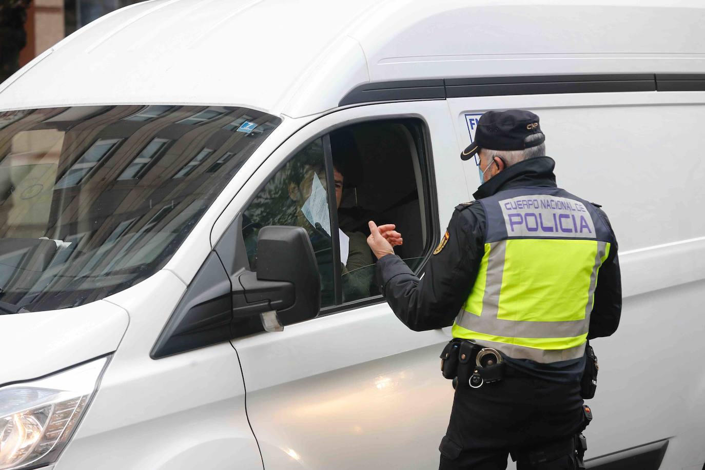 Los controles se suceden a diario en las entradas y salidas de ciudades para garantizar el cumplimiento de la normativa del estado de alarma y facilitar la circulación de trabajadores de servicios esenciales. También en el interior de las ciudades.