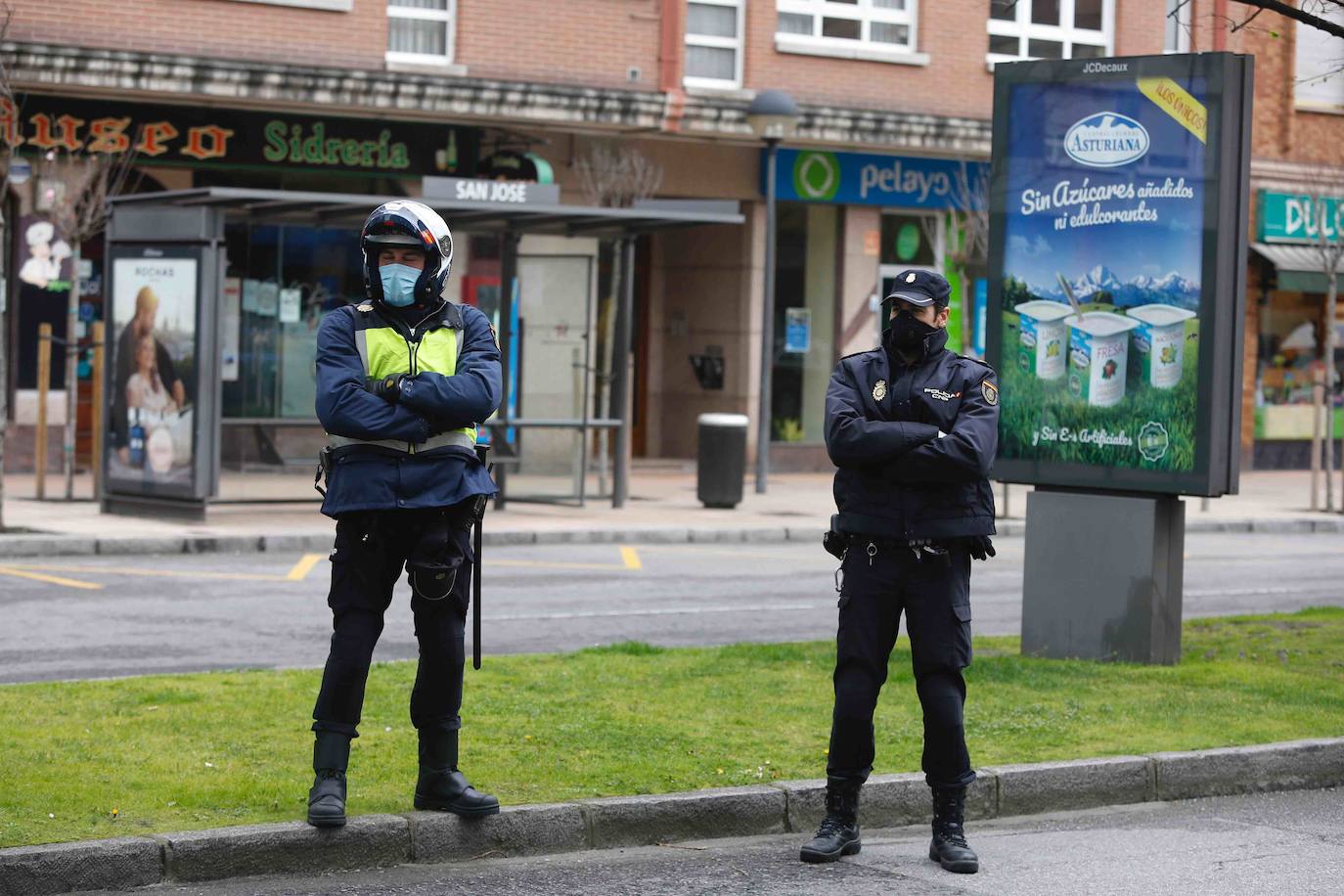 Los controles se suceden a diario en las entradas y salidas de ciudades para garantizar el cumplimiento de la normativa del estado de alarma y facilitar la circulación de trabajadores de servicios esenciales. También en el interior de las ciudades.