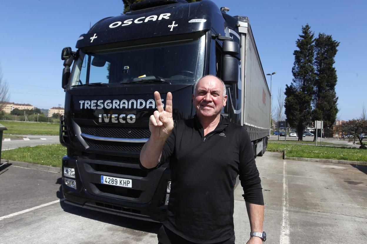 Óscar Velarde, camionero gijonés de Transportes Kike, hace el gesto de la victoria en el Centro de Transportes de Tremañes tras una parada de descanso.. 