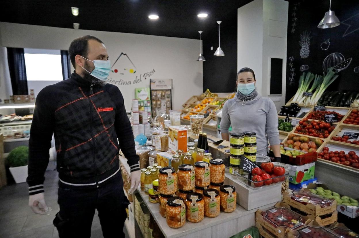 Trabajadores de una tienda de alimentación de Gijón. 