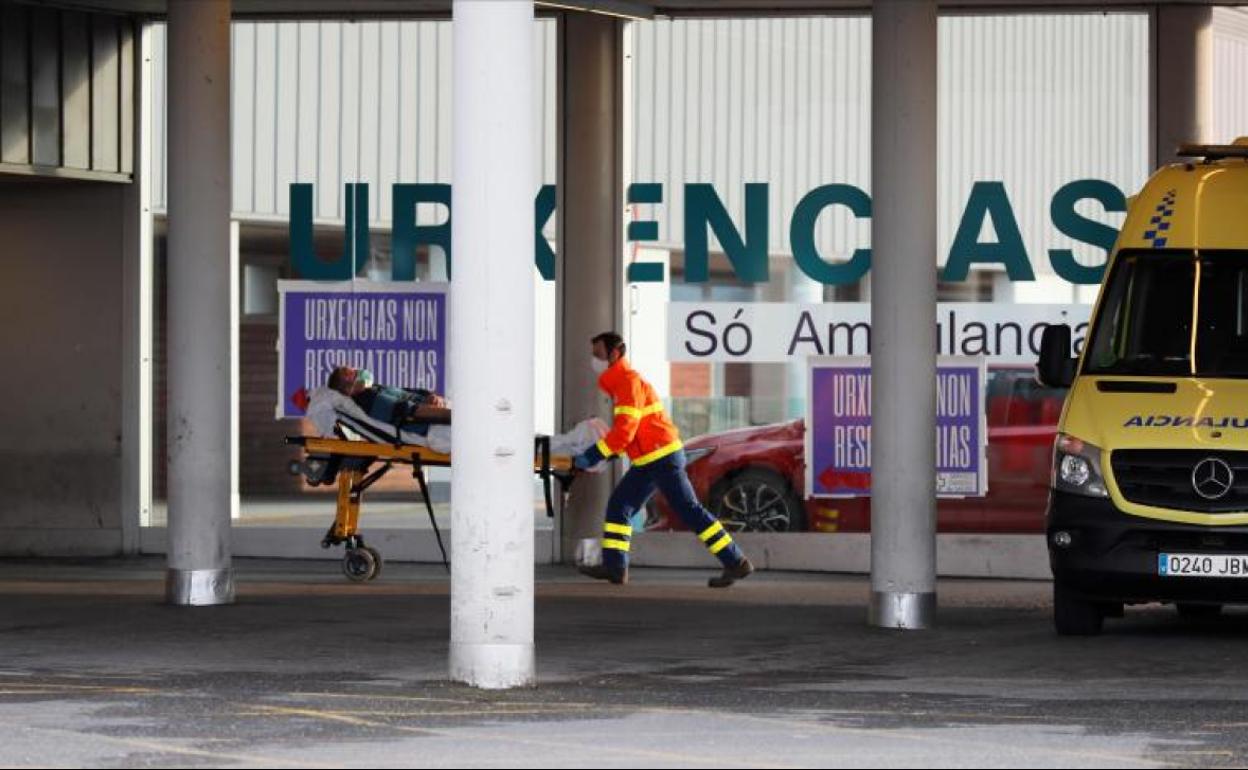 Una ambulancia llega con un enfermo a las urgencias de un hospital.