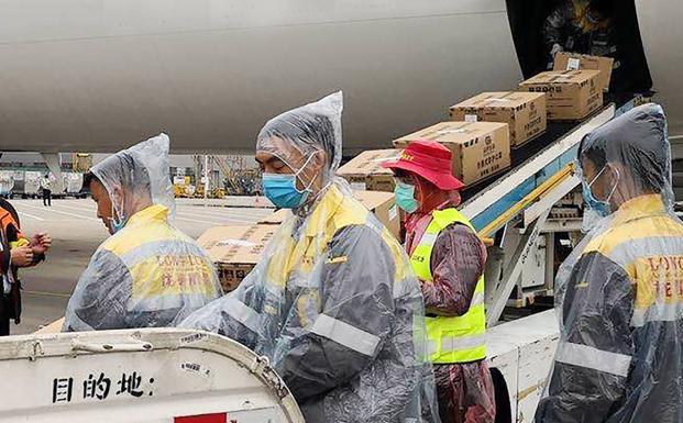 En metálico y a pie de avión: así se 'roban' los pedidos franceses de mascarillas