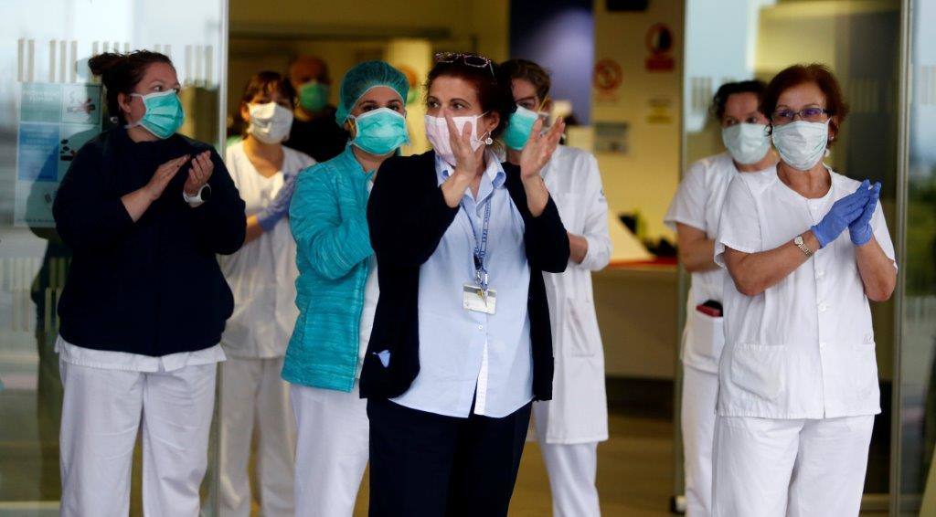 Los aplausos a los sanitarios por luchar contra el coronavirus han continuado un día más. Este jueves los sanitarios del HUCA han devuelto el aplauso a los ciudadanos.