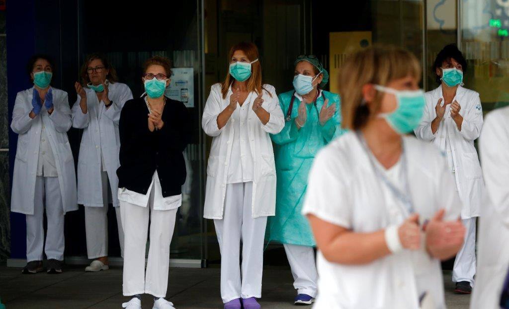 Los aplausos a los sanitarios por luchar contra el coronavirus han continuado un día más. Este jueves los sanitarios del HUCA han devuelto el aplauso a los ciudadanos.