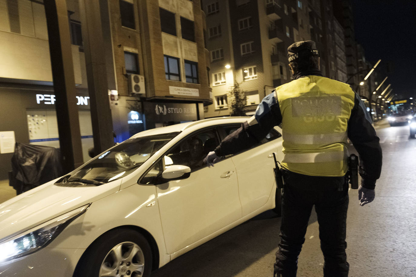 Agentes de los Cuerpos y Fuerzas de Seguridad del Estado realizan controles de tráfico diarios en las entradas y salidad de las ciudades de Asturias para asegurarse del cumplimiento de las medidas de confinamiento decretadas durante el Estado de Alarma a causa del coronavirus. 