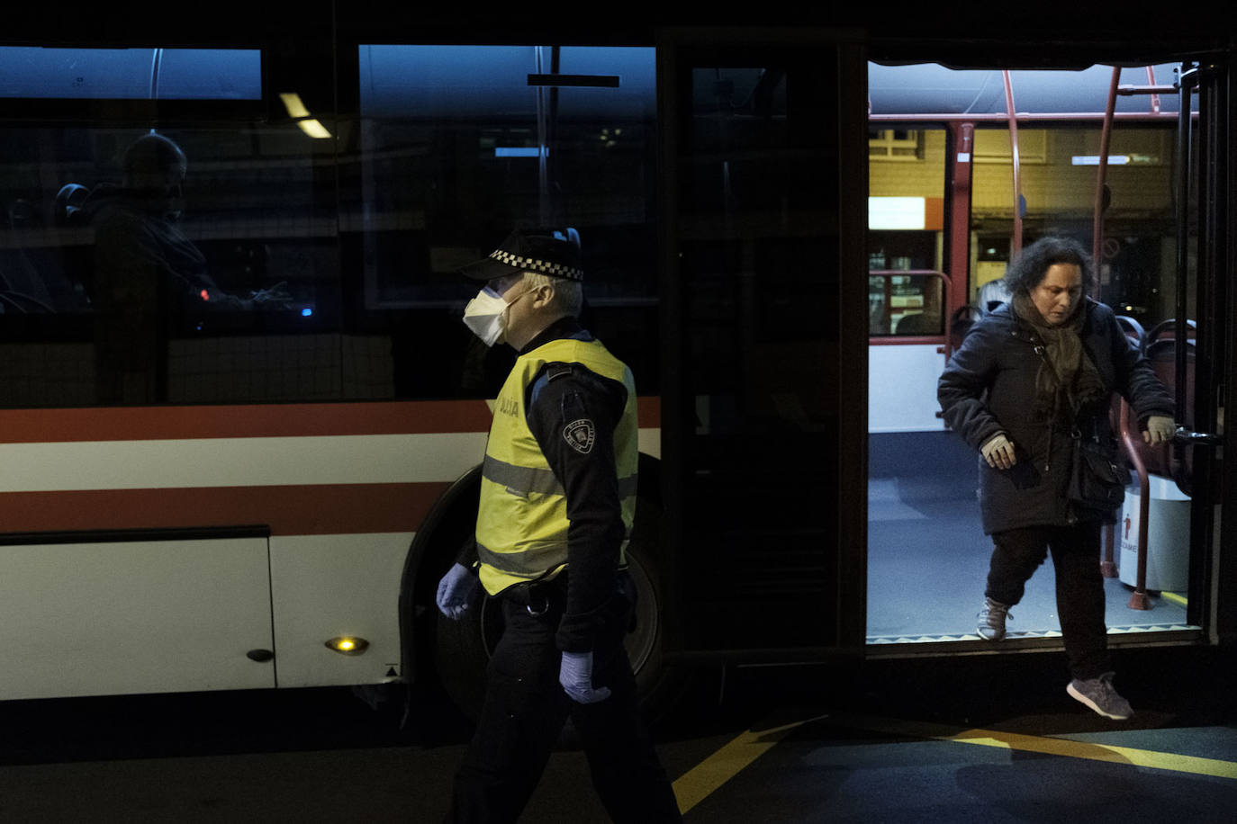 Agentes de los Cuerpos y Fuerzas de Seguridad del Estado realizan controles de tráfico diarios en las entradas y salidad de las ciudades de Asturias para asegurarse del cumplimiento de las medidas de confinamiento decretadas durante el Estado de Alarma a causa del coronavirus. 