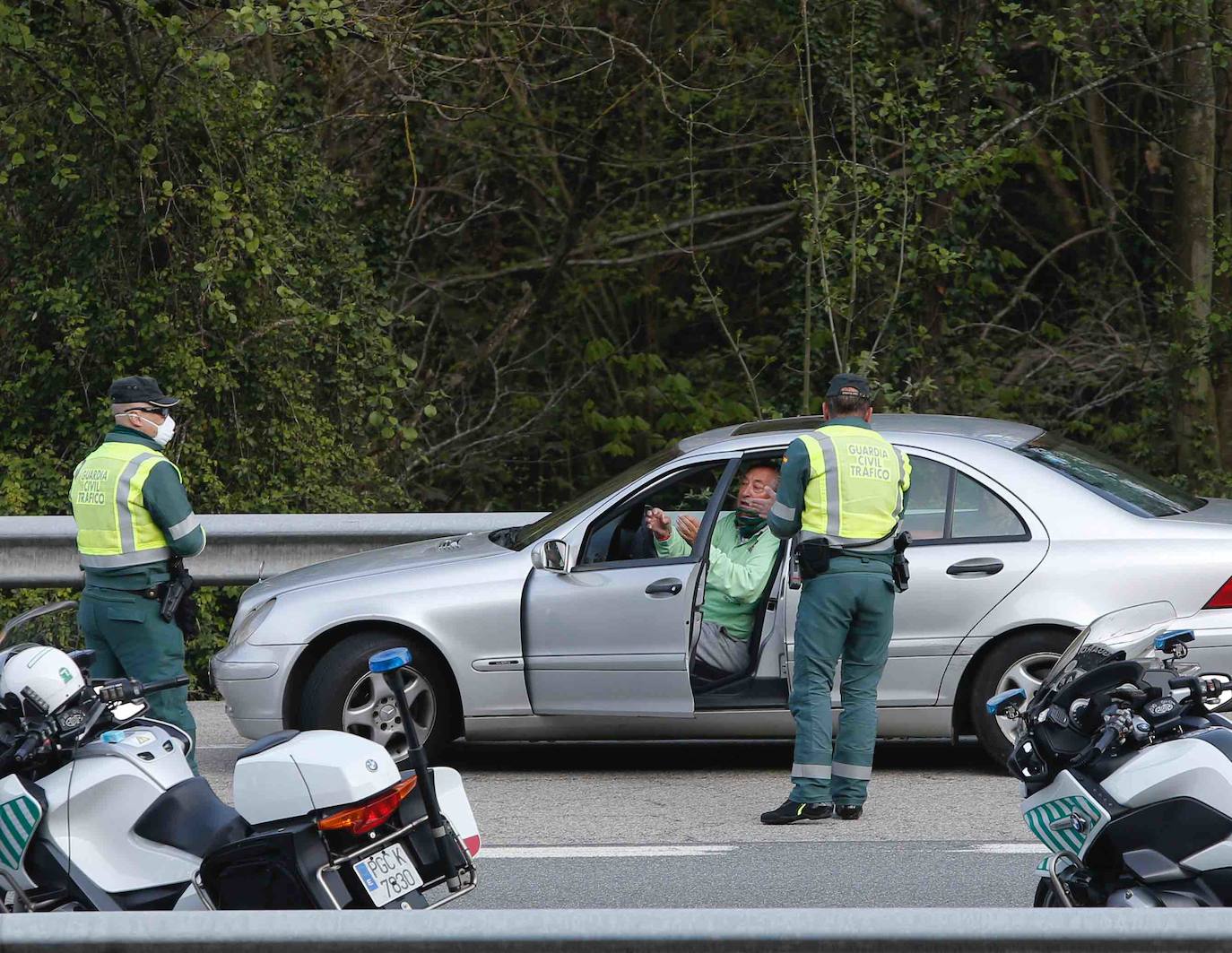 Agentes de los Cuerpos y Fuerzas de Seguridad del Estado realizan controles de tráfico diarios en las entradas y salidad de las ciudades de Asturias para asegurarse del cumplimiento de las medidas de confinamiento decretadas durante el Estado de Alarma a causa del coronavirus. 