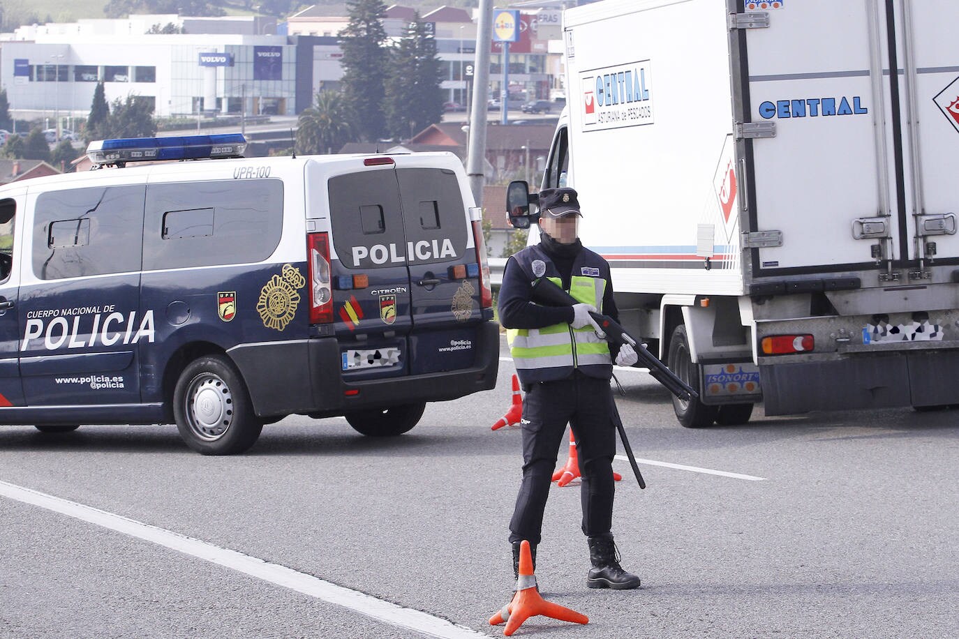 Agentes de los Cuerpos y Fuerzas de Seguridad del Estado realizan controles de tráfico diarios en las entradas y salidad de las ciudades de Asturias para asegurarse del cumplimiento de las medidas de confinamiento decretadas durante el Estado de Alarma a causa del coronavirus. 