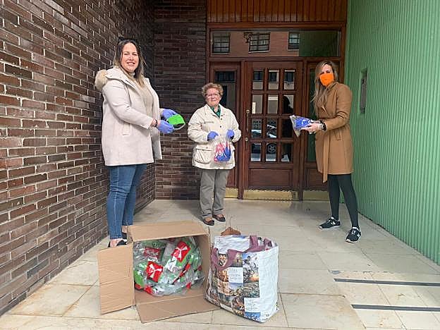 Coronavirus en Asturias | Mochilas transformadas en mascarillas por veinte costureras 