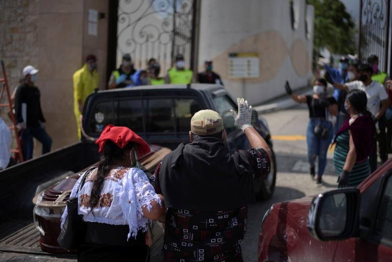 Dolor y desesperación en la ciudad ecuatoriana de Guayaquil. Cientos de fallecidos a causa de la pandemia de coronavirus están tirados en la calle o permanecen días en las casas a causa del colapso del sistema sanitario y de los servicios funerarios.