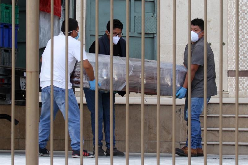 Dolor y desesperación en la ciudad ecuatoriana de Guayaquil. Cientos de fallecidos a causa de la pandemia de coronavirus están tirados en la calle o permanecen días en las casas a causa del colapso del sistema sanitario y de los servicios funerarios.