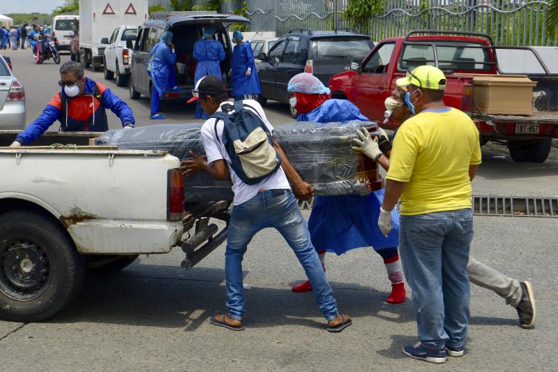 Dolor y desesperación en la ciudad ecuatoriana de Guayaquil. Cientos de fallecidos a causa de la pandemia de coronavirus están tirados en la calle o permanecen días en las casas a causa del colapso del sistema sanitario y de los servicios funerarios.