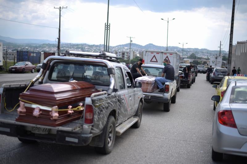 Dolor y desesperación en la ciudad ecuatoriana de Guayaquil. Cientos de fallecidos a causa de la pandemia de coronavirus están tirados en la calle o permanecen días en las casas a causa del colapso del sistema sanitario y de los servicios funerarios.