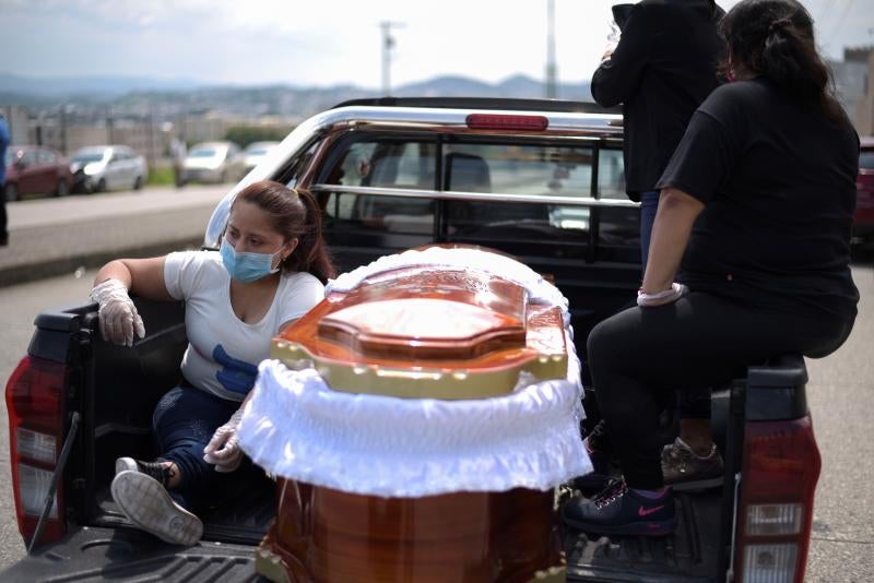 Dolor y desesperación en la ciudad ecuatoriana de Guayaquil. Cientos de fallecidos a causa de la pandemia de coronavirus están tirados en la calle o permanecen días en las casas a causa del colapso del sistema sanitario y de los servicios funerarios.