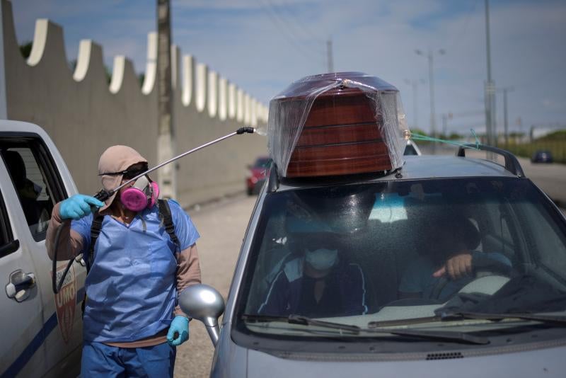 Dolor y desesperación en la ciudad ecuatoriana de Guayaquil. Cientos de fallecidos a causa de la pandemia de coronavirus están tirados en la calle o permanecen días en las casas a causa del colapso del sistema sanitario y de los servicios funerarios.