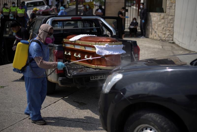 Dolor y desesperación en la ciudad ecuatoriana de Guayaquil. Cientos de fallecidos a causa de la pandemia de coronavirus están tirados en la calle o permanecen días en las casas a causa del colapso del sistema sanitario y de los servicios funerarios.