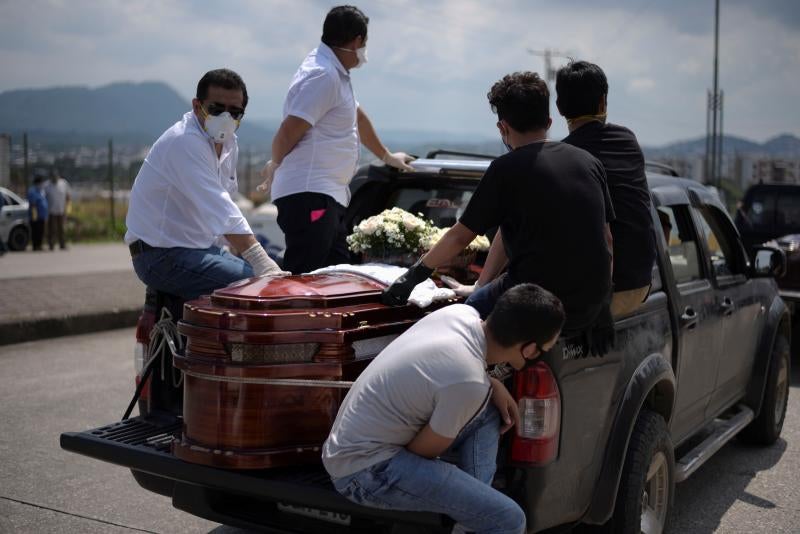 Dolor y desesperación en la ciudad ecuatoriana de Guayaquil. Cientos de fallecidos a causa de la pandemia de coronavirus están tirados en la calle o permanecen días en las casas a causa del colapso del sistema sanitario y de los servicios funerarios.