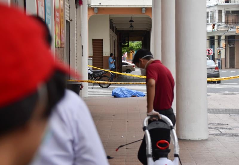 Dolor y desesperación en la ciudad ecuatoriana de Guayaquil. Cientos de fallecidos a causa de la pandemia de coronavirus están tirados en la calle o permanecen días en las casas a causa del colapso del sistema sanitario y de los servicios funerarios.