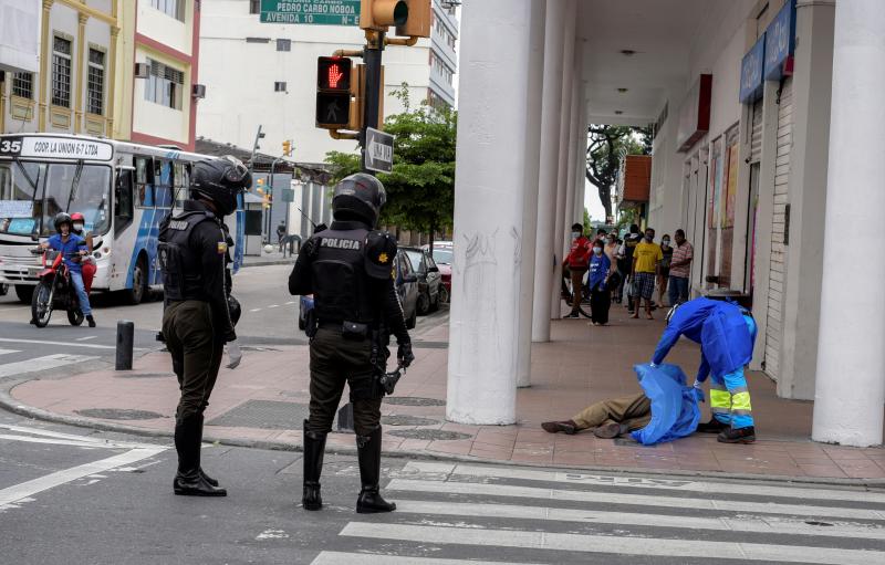 Dolor y desesperación en la ciudad ecuatoriana de Guayaquil. Cientos de fallecidos a causa de la pandemia de coronavirus están tirados en la calle o permanecen días en las casas a causa del colapso del sistema sanitario y de los servicios funerarios.