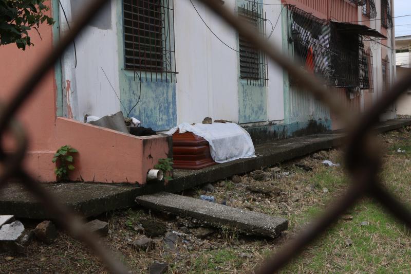 Dolor y desesperación en la ciudad ecuatoriana de Guayaquil. Cientos de fallecidos a causa de la pandemia de coronavirus están tirados en la calle o permanecen días en las casas a causa del colapso del sistema sanitario y de los servicios funerarios.