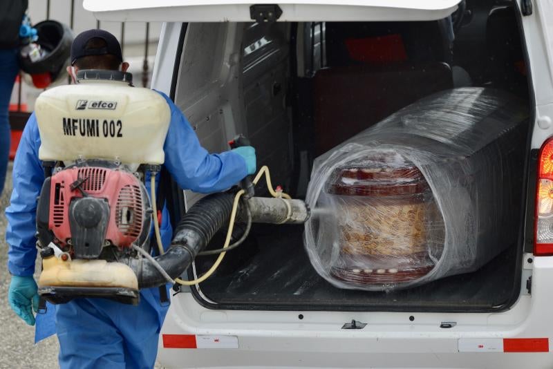 Dolor y desesperación en la ciudad ecuatoriana de Guayaquil. Cientos de fallecidos a causa de la pandemia de coronavirus están tirados en la calle o permanecen días en las casas a causa del colapso del sistema sanitario y de los servicios funerarios.