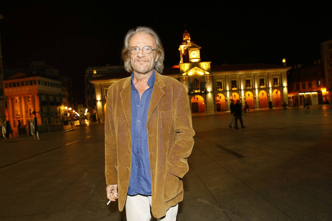 Falleció este sábado a los 76 años. Cantante, compositor, pintor, poeta y cineasta, Luis Eduardo Aute fue un creador polifacético y autor de canciones como «Al alba», «Rosas en el mar» o «Una de dos» que forman parte del patrimonio de la canción de autor española, junto a figuras como Joan Manuel Serrat, Joaquín Sabina o Paco Ibáñez.