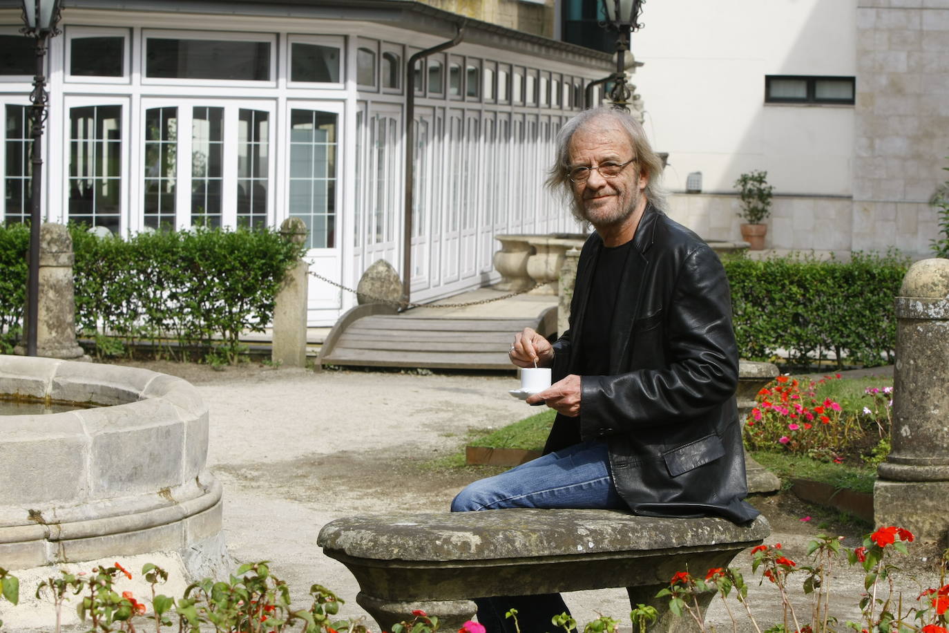 Falleció este sábado a los 76 años. Cantante, compositor, pintor, poeta y cineasta, Luis Eduardo Aute fue un creador polifacético y autor de canciones como «Al alba», «Rosas en el mar» o «Una de dos» que forman parte del patrimonio de la canción de autor española, junto a figuras como Joan Manuel Serrat, Joaquín Sabina o Paco Ibáñez.