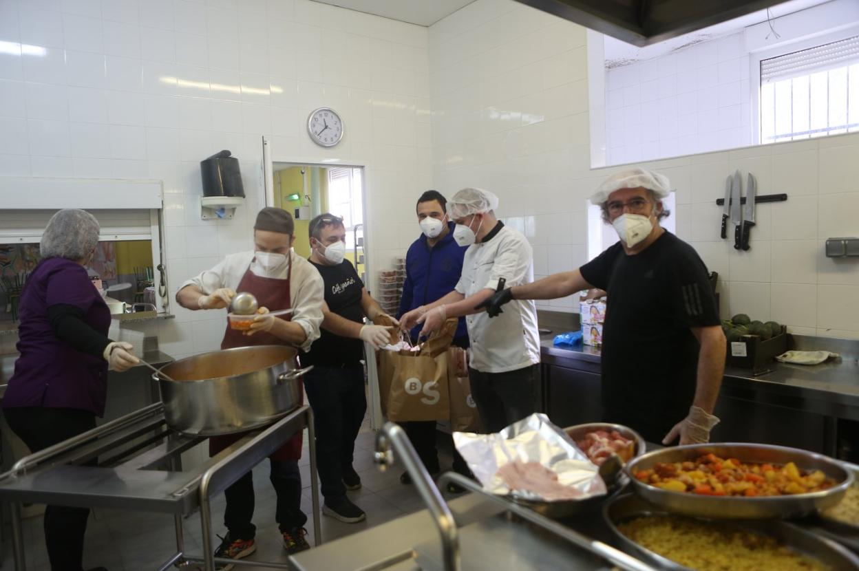 Campoviejo y su equipo, cocinando los menús solidarios. 