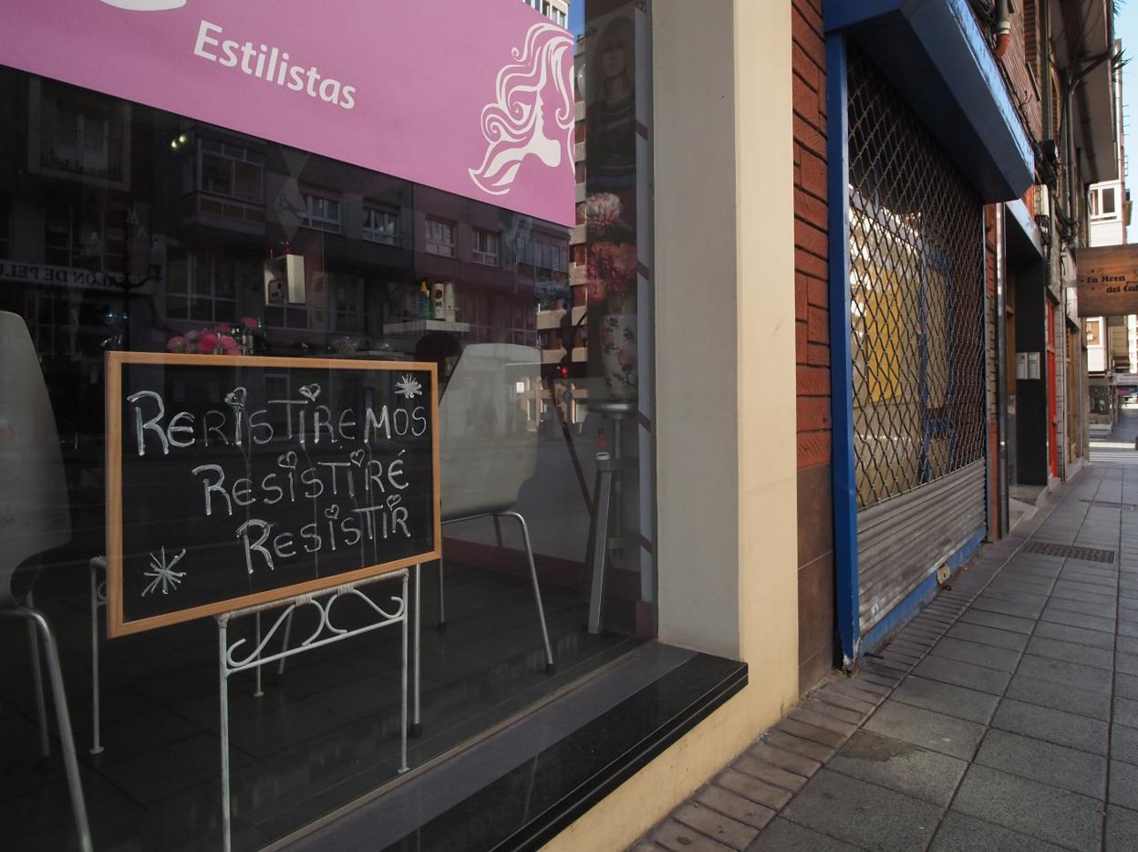 Escaparate de una tienda de Gijón, con un mensaje de ánimo a la población. 