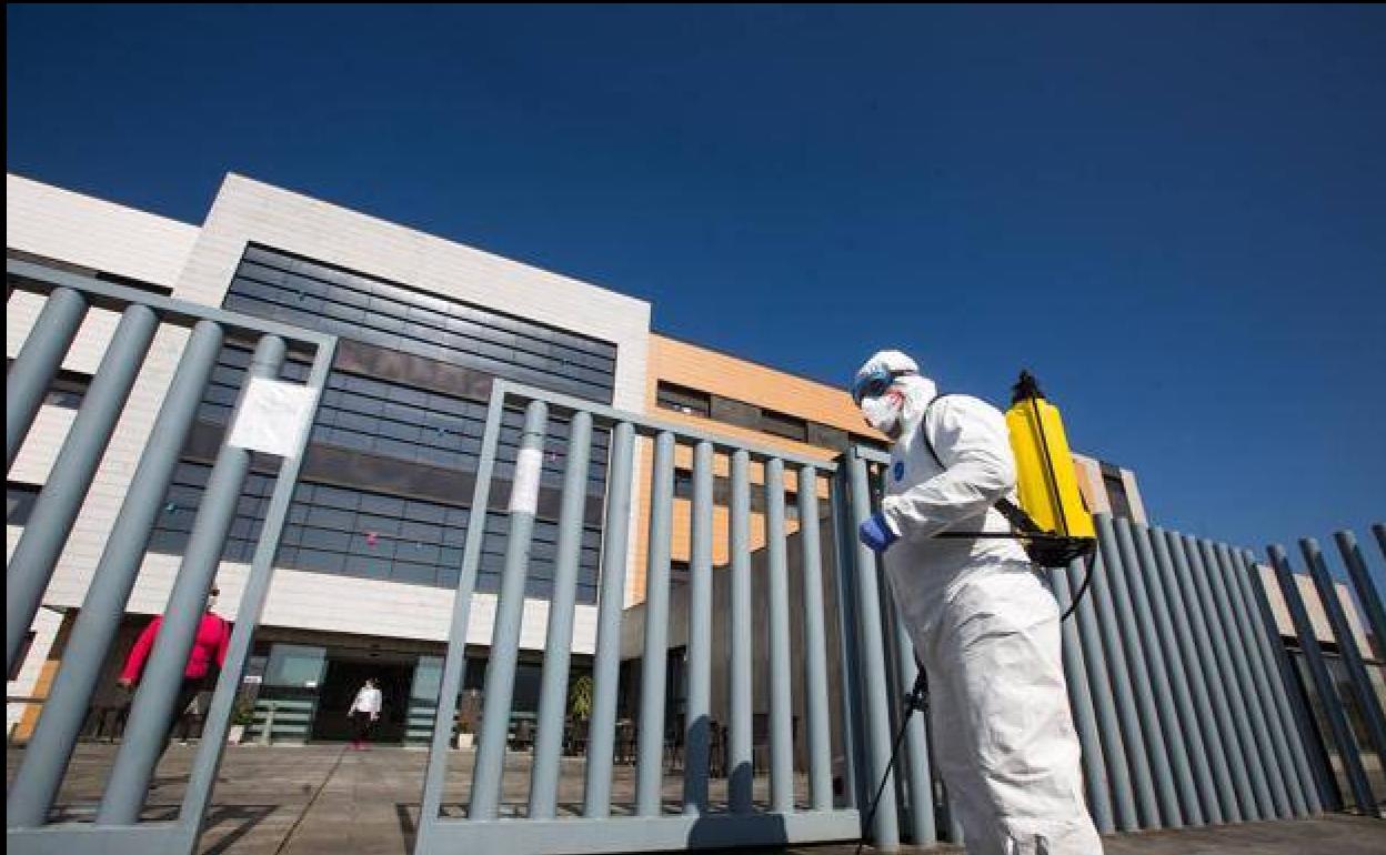 El Principado ha desinfectado el exterior del CPR Palacio del Villar de Piedras Blancas.