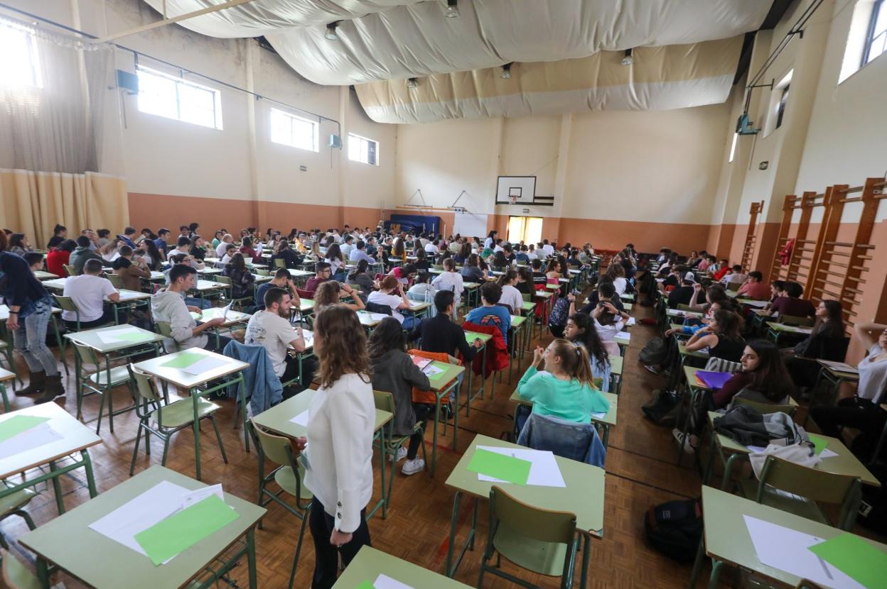 Estudiantes realizando la prueba de acceso, en Avilés, el pasado mes de junio. 