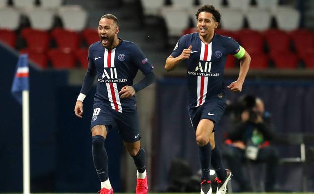 Marquinhos corre a abrazar a Neymar, tras un gol del delantero brasileño del PSG. 