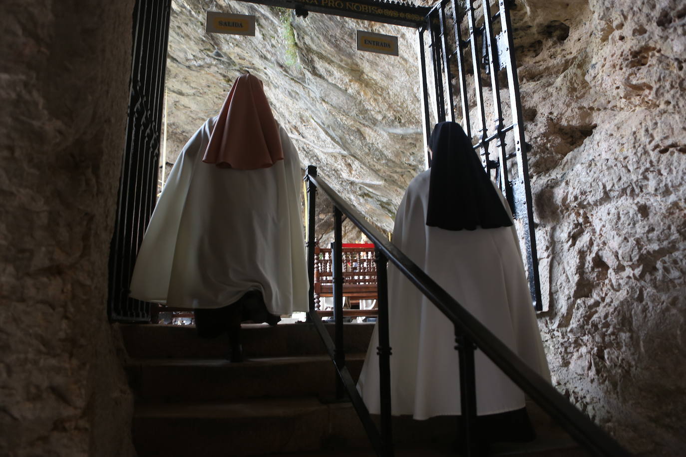 Fotos: Una atípica misa de Domingo de Ramos en Covadonga