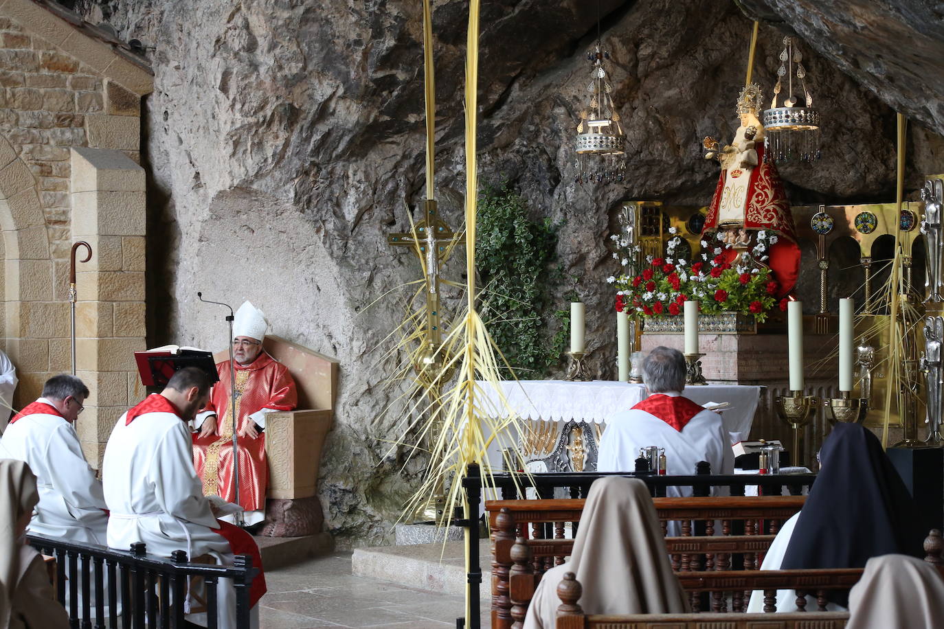 Fotos: Una atípica misa de Domingo de Ramos en Covadonga