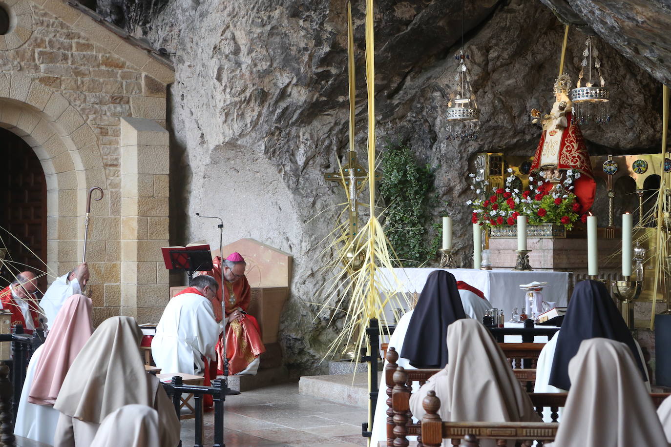 Fotos: Una atípica misa de Domingo de Ramos en Covadonga