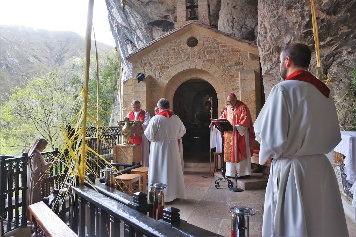 Fotos: Una atípica misa de Domingo de Ramos en Covadonga