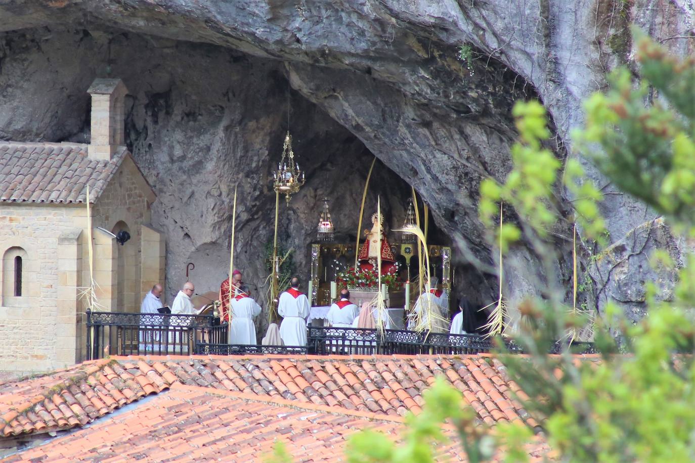 Fotos: Una atípica misa de Domingo de Ramos en Covadonga