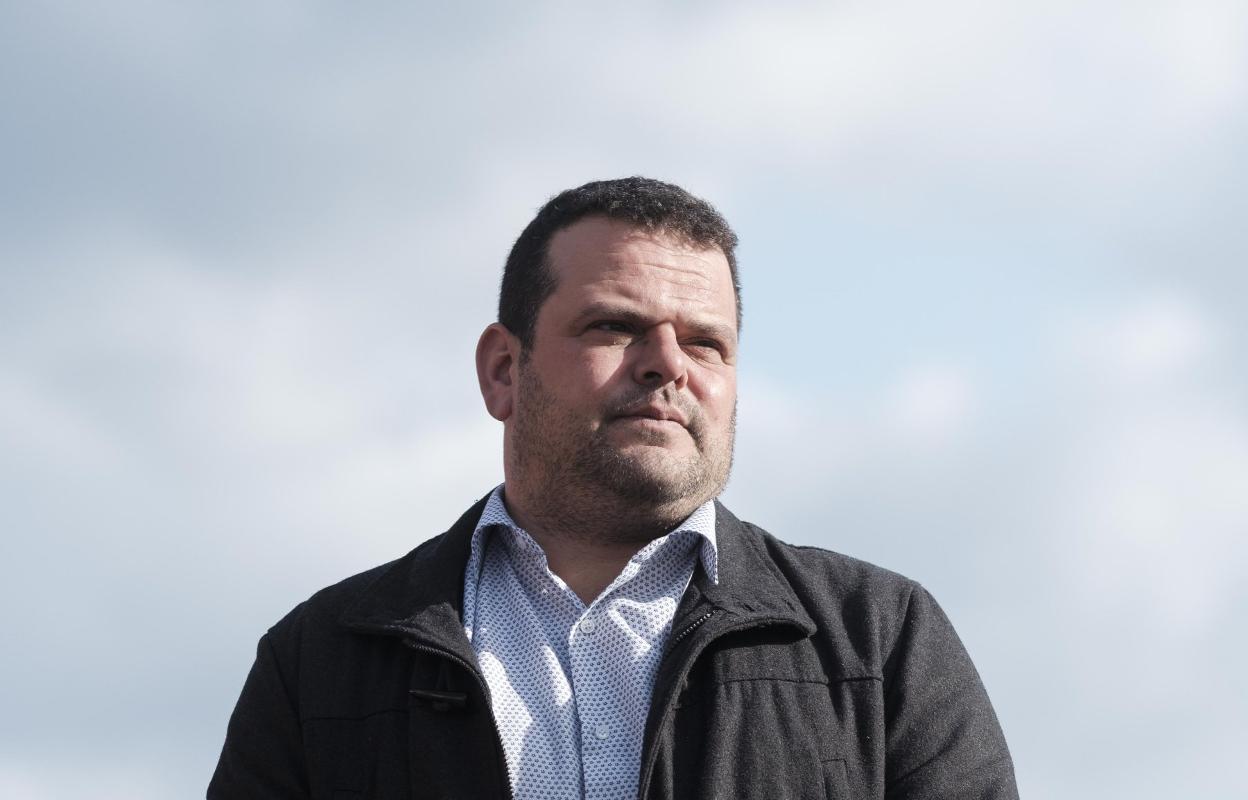 Adolfo García, junto al local de la Federación de Cofradías de Pescadores en El Musel. 