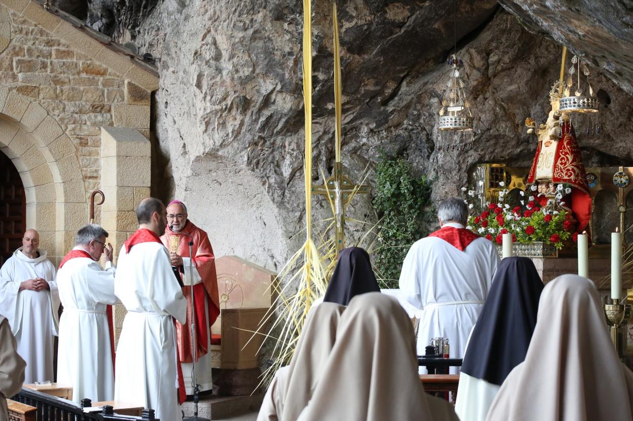 Jesús Sanz Montes ofició ayer la misa del Domingo de Ramos desde la Basílica de Covadonga y fue retransmitida por Youtube. 