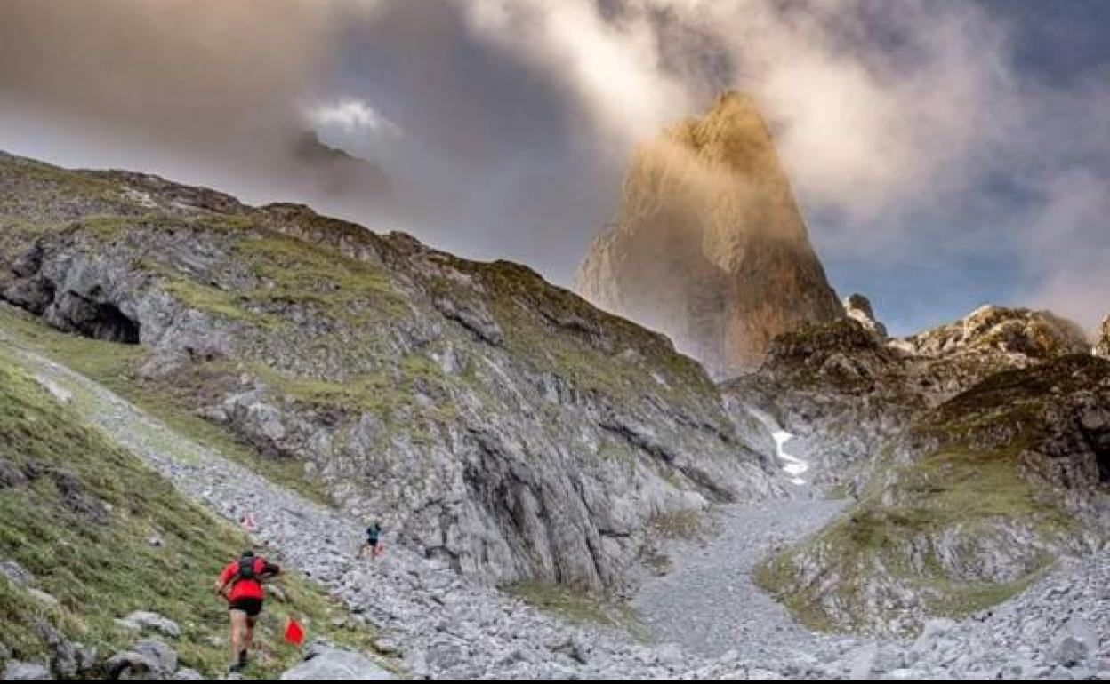 Fotografía de Iñaki Lombardero en uno de los tramos cercanos al Urriellu en la Traveserina..