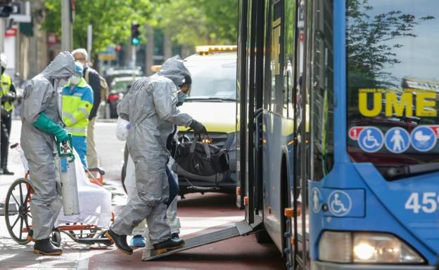 Un enfermo leve de Covid-19 es trasladado al hospital de campaña en IFEMA en un autobús puesto a disposición de la UME.