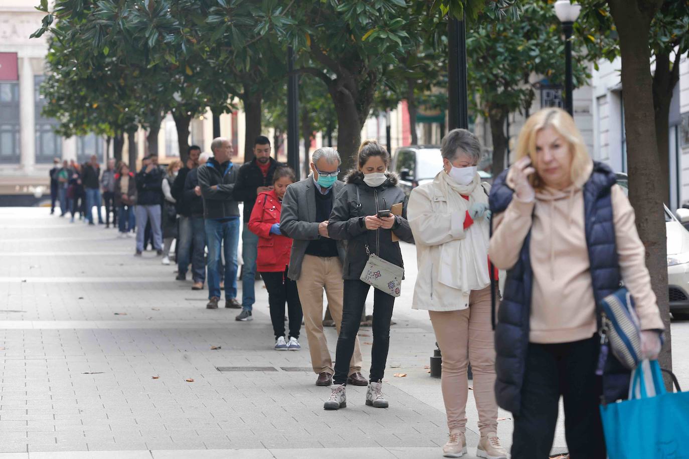 Las restricciones de acceso por la pandemia del coronavirus sumada a varias jornadas de cierre prevista por los inminentes festivos, hacen que las colas sean más largas de lo habitual durante el confinamiento por el estado de alarma. 