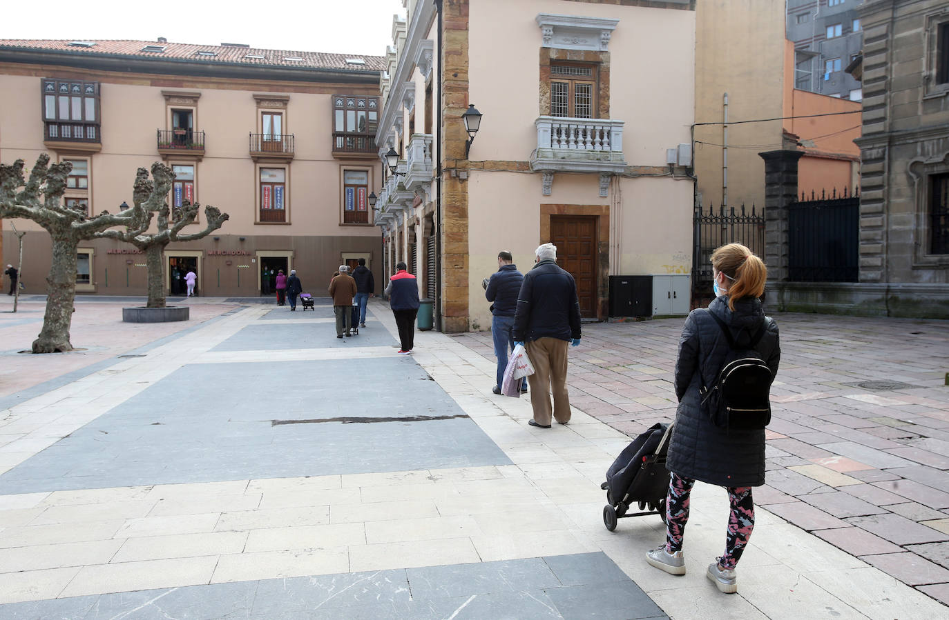 Las restricciones de acceso por la pandemia del coronavirus sumada a varias jornadas de cierre prevista por los inminentes festivos, hacen que las colas sean más largas de lo habitual durante el confinamiento por el estado de alarma. 