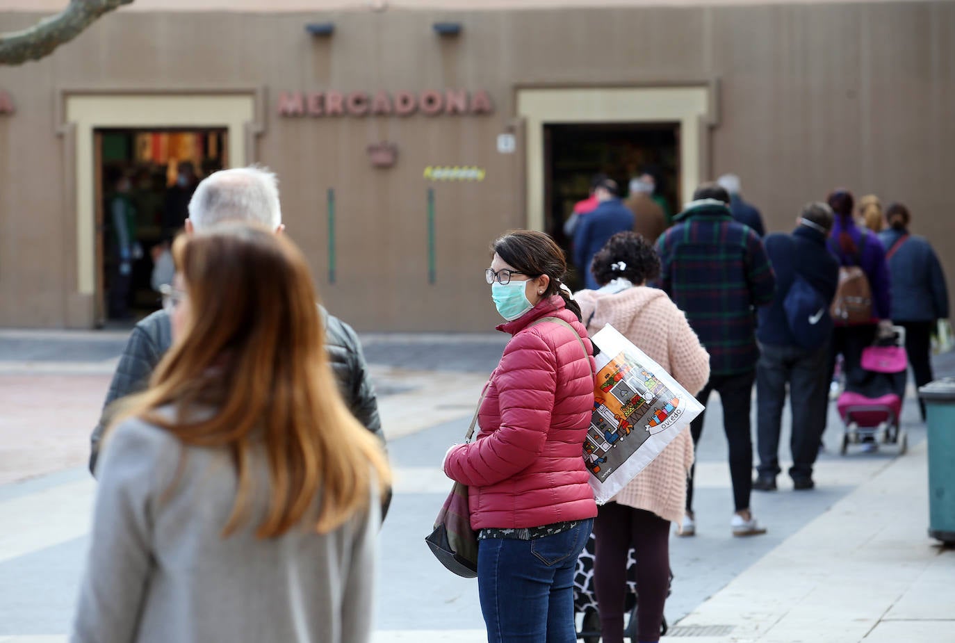 Las restricciones de acceso por la pandemia del coronavirus sumada a varias jornadas de cierre prevista por los inminentes festivos, hacen que las colas sean más largas de lo habitual durante el confinamiento por el estado de alarma. 