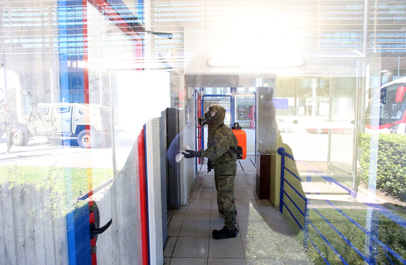 El Ejército ha vuelto a desplegarse en varias zonas del Principado de Asturias para apoyar en las labores de desinfección frente al coronavirus. 