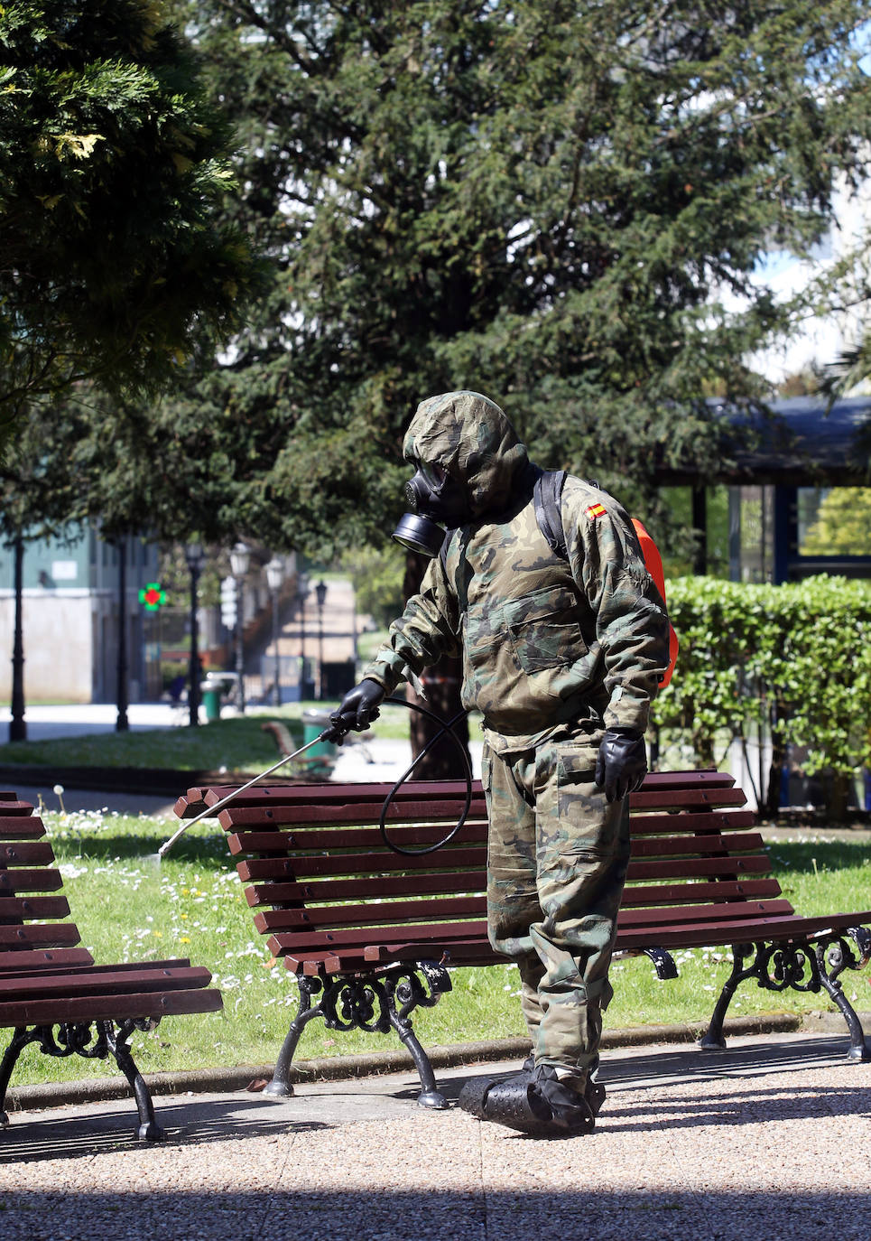 El Ejército ha vuelto a desplegarse en varias zonas del Principado de Asturias para apoyar en las labores de desinfección frente al coronavirus. 